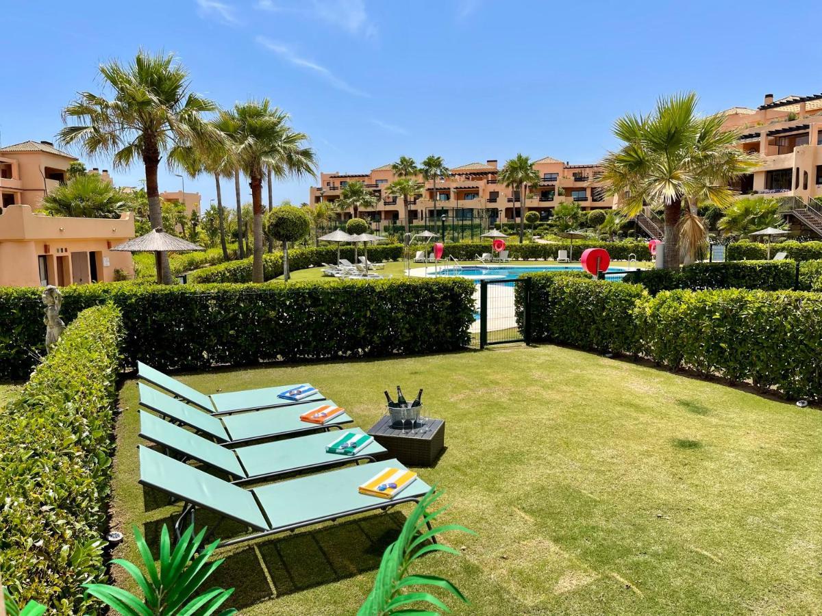 Casares Beach Golf Apartment With Private Garden Direct Pool Access Esterno foto