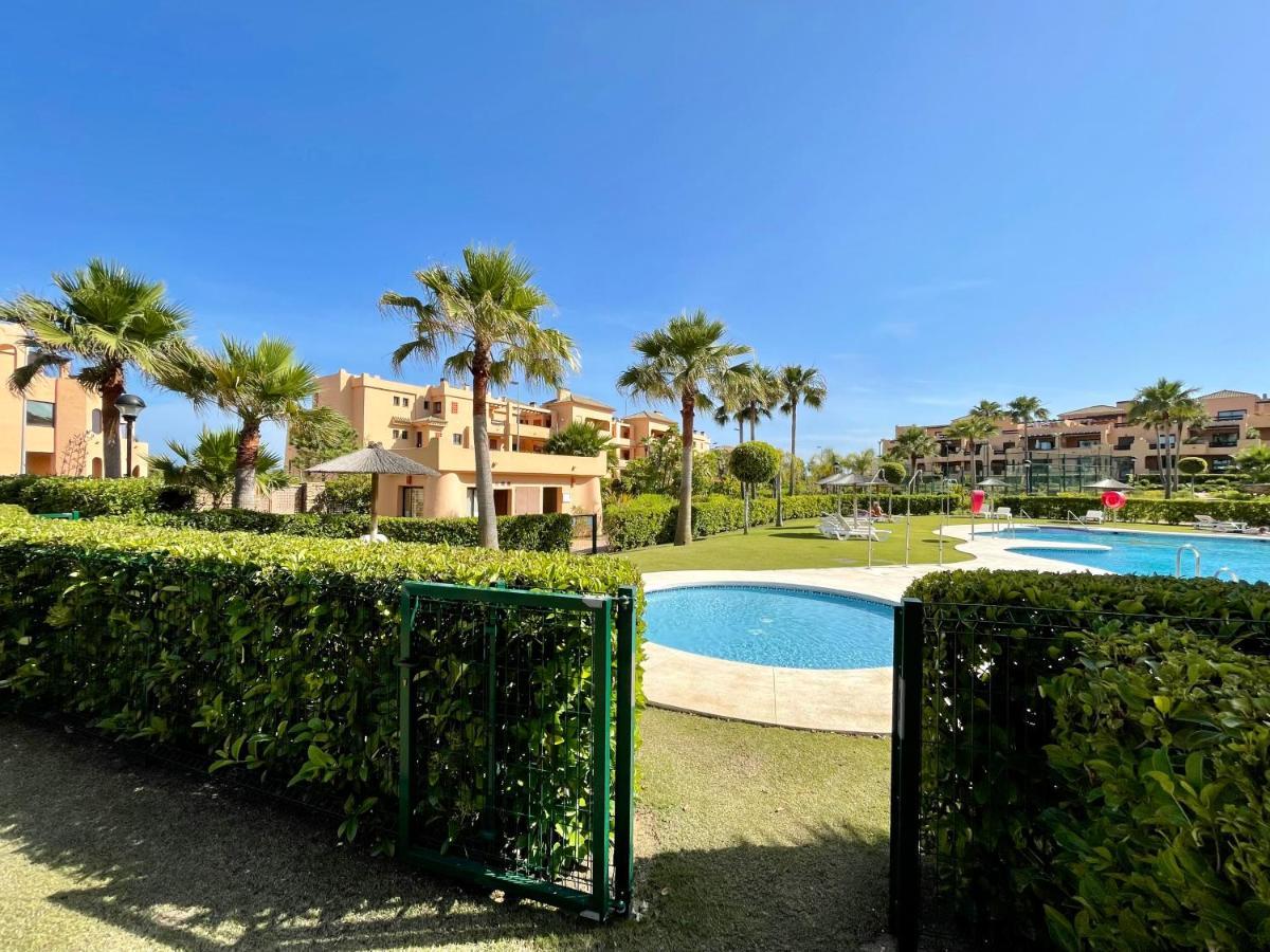 Casares Beach Golf Apartment With Private Garden Direct Pool Access Esterno foto